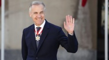 Premierminister Mark Carney winkt vor der Ankunft von König Charles III. zur Eröffnung des kanadischen Parlaments. Foto: epa/Eric Reid