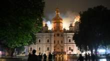 Das Dach der Mariä-Entschlafens-Kathedrale der Kiewer Pechersk-Lawra brennt. Foto: Danylo Antoniuk/Ap/dpa