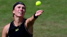 Magdalena Fręch schlägt im Erstrundenspiel der Berlin Open gegen Eva Lys auf. Foto: EPA/Filip Singer