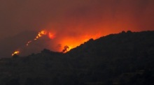 Ein gewaltiges Feuer wütet in der Bergregion von Larnaka, Zypern, und bedroht mehrere Gemeinden. Archivfoto: epa/Katia Christodoulou