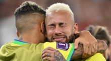 Brasilien, Viertelfinale, im Education City Stadion, Brasiliens Raphinha (l) tröstet den weinenden Brasiliens Neymar nach dem Spiel. Foto: Robert Michael/dpa