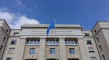 Die UNO-Flaggen wehen vor dem Palast der Vereinten Nationen in Genf. Foto: epa/Martial Trezzini