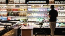 Ein Mann kauft in einem Einkaufszentrum in Peking ein. Chinas Verbraucherpreise stiegen im Mai im Vergleich zum Vorjahr um 1,2 Prozent. Foto: epa/Wu Hao