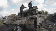 Die ukrainischen Soldaten bereiten sich darauf vor, einen erbeuteten russischen Panzer in der Nähe der kürzlich zurückeroberten Stadt Kupjansk im Gebiet von Charkiw abzuschleppen. Foto: epa/Vasiliy Zhlobsky