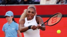 Die ehemalige Weltranglistenerste Serena Williams schlägt beim Doppelwettbewerb der Queen’s Club Championships in London an der Seite von Victoria Mboko auf. Foto: Andy Rain/epa/dpa
