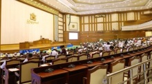 Abgeordnete und Militärvertreter nehmen an einer Sitzung des Unterhauses des Parlaments (Pyithu Hluttaw) in Naypyitaw teil. Foto: EPA/Stringer