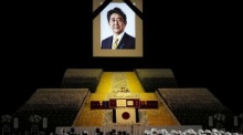 Ein Porträt des ehemaligen japanischen Premierministers Shinzo Abe hängt während seines Staatsbegräbnisses im Nippon Budokan in Tokio; Tausende erweisen ihm die letzte Ehre. Foto: epa/Franck Robichon / Pool