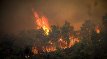 Der große Waldbrand, der auf Rhodos bereits den fünften Tag andauert, hat die Behörden gezwungen, die Evakuierung von vier Orten, darunter zwei Badeorte, anzuordnen. Foto: Argyris Mantikos/Eurokinissi/ap/dpa