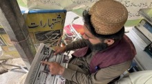 Ein Mann liest die Titelseite einer Zeitung, auf der über das Waffenstillstandsabkommen zwischen der Taliban-Regierung und Pakistan berichtet wird, nahe der afghanischen Grenze in Chaman. Foto: epa/Akhtar Gulfam