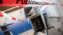 Ein gesprengter Geldautomat ist auf einer Pressekonferenz beim Landeskriminalamt (LKA) zur Vorstellung des Lagebilds der Organisierten Kriminalität hinter einem Flatterband mit der Aufschrift «Polizeiabsperrung» ausgest... Foto: Matthias Balk/dpa