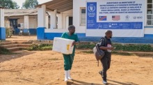 Plakate zur Ebola-Prävention hängen in einem Krankenhaus in Mongbwalu im Osten der Demokratischen Republik Kongo. Foto: Dieudonne Dirole/epa