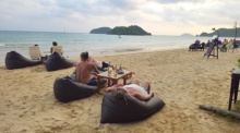 Touristen relaxen am Ao Kao Beach auf Koh Mak in der Provinz Trat an der thailändischen Ostküste. Foto: Jahner