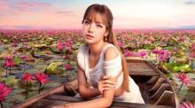 Ein Werbeposter der Tourismusbehörde zeigt Popstar Lalisa „Lisa“ Manobal am Seerosen-See Thale Bua Daeng in der Provinz Udon Thani. Foto: Tourism Authority Of Thailand