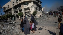 Eine palästinensische Familie flieht nach einem israelischen Luftangriff aus ihrem Haus im Süden von Gaza-Stadt. Foto: Mohammed Saber/epa