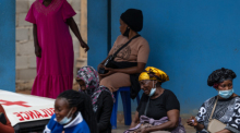 Eine Frau trauert im Krankenhaus in Bunia um ihr an Ebola verstorbenes Kind. Die Epidemie breitet sich im Kongo und in Uganda weiter aus. Foto: AP/Moses Sawasawa/dpa