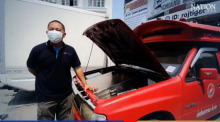 Khun Phudit rüstet alte Fahrzeuge auf E-Antrieb um, im Bild ein Songthaew. Foto: The Nation
