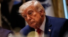 US-Präsident Donald Trump verfolgt im Weißen Haus eine Kabinettssitzung vor dem Hintergrund laufender Verhandlungen mit dem Iran. Foto: EPA/Samuel Corum / Pool