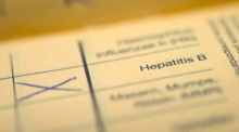 Der Schriftzug "Hepatitis B" in einem Impfpass, aufgenommen am 09.06.2015 in Stuttgart (Baden-Württemberg). Foto\ Daniel Naupold/dpa