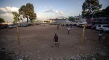 Alltag und Hoffnung zugleich: Menschen spielen Fußball in Port-au-Prince, wo der Sport trotz Gewalt und Krise weiterlebt und durch Haitis WM-Qualifikation neuen Auftrieb erhält. Foto: epa/Mentor David Lorens