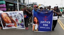 Liberianer protestieren in Monrovia auf der Straße gegen den Freispruch des amerikanischen Missionars Lucas Richards vom Vorwurf des Mordes. Foto: epa/Ahmed Jallanzo