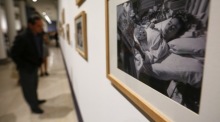 Besucher sehen in Guadalajara die Ausstellung „Frida Kahlo Without Borders“ mit seltenen Einblicken in das Leben der Künstlerin. Foto: epa/Francisco Guasco