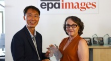 Der Thailand-Fotograf Rungroj Yongrit (links) mit EPA-Präsidentin und CEO Julia R. Arevalo bei der Verleihung der EPA Awards 2026 in Frankfurt am Main. Foto: epa/Pedro Revillion