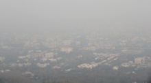 Dichter Smog liegt über Chiang Mai, wo die Luftqualität durch zahlreiche Brandherde stark beeinträchtigt ist. Foto: epa/Rungroj Yongrit