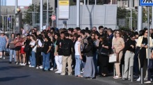 Nach Sicherheitskontrollen im Eisenbahnnetz versammeln sich Menschen vor dem Hauptbahnhof in Neapel. Foto: epa/Ciro Fusco