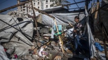 Ein palästinensisches Mädchen steht vor dem zerstörten Zelt ihrer Familie nach einem israelischen Luftangriff in Gaza-Stadt. Foto: EPA/Mohammed Saber