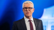 Der frühere slowakische Präsidentschaftskandidat und Außenminister Ivan Korcok nimmt an einer Fernsehdebatte in RTVS teil. Foto: epa/Jakub Gavlak