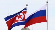 Die Flaggen von Nordkorea (L) und Russland wehen. Foto: epa/Artem Geodakyan