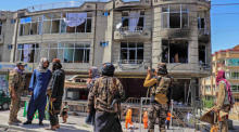 Bewaffnete Taliban stehen am Ort einer Explosion vor einem Sikh-Tempel in Kabul Wache. Foto: epa/Stringer
