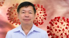Dr. Montien Kanasawat, Generaldirektor des Department of Disease Control, betont, dass die derzeit dominierende Covid-19-Variante NB.1.8.1 nach aktuellem Kenntnisstand kein erhöhtes Risiko für schwere Krankheitsverläufe verursacht. Bild: NBT World