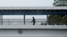 Ein Bauer arbeitet auf einem Bohnenfeld, im Hintergrund ist die Uppatasanti-Pagode in Naypyidaw, zu sehen. Foto: epa/Nyein Chan Naing