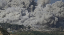 Rauch steigt nach einem israelischen Angriff auf den Gazastreifen auf. Foto: Leo Correa/Ap/dpa