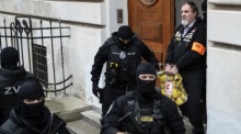 Juraj Cintula wird nach dem Urteil am Sondergericht in Banska Bystrica abgeführt. Er erhielt 21 Jahre Haft wegen des Attentats auf Robert Fico. Foto: epa/Jakub Gavlak