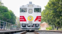 Die Thailändische Staatsbahn setzt auf der Strecke zwischen Bangkok und Ayutthaya historische Dieseltriebwagen aus Japan ein, um den Ausflugstourismus zu fördern. Bild: SRT