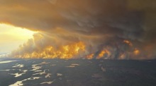 Ein großflächiger Waldbrand bei Flin Flon in Manitoba zwingt Tausende zur Flucht aus ihren Häusern. Foto: epa/Government Of Manitoba