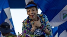Die nicaraguanische Vizepräsidentin Rosario Murillo gestikuliert vor ihren Anhängern in Managua. Foto: epa/Jorge Torres
