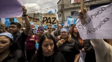 Die Teilnehmer einer Kundgebung gegen die guatemaltekische Generalstaatsanwältin Maria Consuelo Porras vor deren Sitz in Guatemala-Stadt. Foto: epa/Esteban Biba