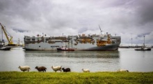 Das MS Fremantle Highway-Schiff wird nach Rotterdam geschleppt. Foto: epa/Vincent Jannink