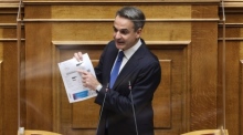 Der griechische Premierminister Kyriakos Mitsotakis hält eine Rede während einer Parlamentsdebatte vor der Abstimmung über den Staatshaushalt 2023 in Athen. Foto: epa/George Vitsaras