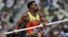 Leo Neugebauer aus Deutschland startet im Stabhochsprung des Zehnkampfs bei der Leichtathletik-WM in Tokio. Foto: epa/Mast Irham