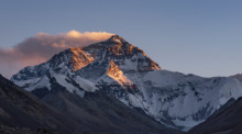 Der Sonnenuntergang färbt den Gipfel des Mount Everest. Foto: Zhang Rufeng/Xinhua/dpa