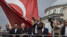 Oppositionsführer Özgür Özel spricht bei einer Kundgebung gegen die Inhaftierung des Istanbuler Bürgermeisters Ekrem İmamoğlu. Foto: Erdem Sahin/epa/dpa