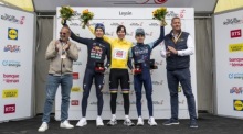 Tadej Pogačar feiert den Gesamtsieg bei der Tour de Romandie vor Florian Lipowitz und Lenny Martinez. Foto: EPA/Jean-christophe Bott