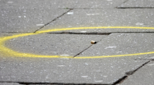 Eine Patronenhülse liegt am Einsatzort. Die Polizei hat nahe der Reeperbahn in Hamburg-St. Pauli einen mit einem Schieferhammer und einem Molotowcocktail bewaffneten Mann angeschossen. Foto: Bodo Marks/dpa