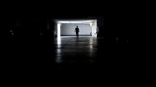 Ein Mann geht während eines Stromausfalls in einem Parkhaus. Foto: Matias Basualdo/Ap/dpa