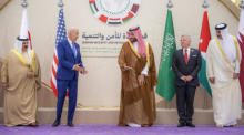 Das Foto zeigt (v.l.n.r.) den König von Bahrain Hamad bin Isa bin Salman al-Khalifa, US-Präsident Joe Biden, den saudischen Kronprinzen Mohammed bin Salman, den jordanischen König Abdullah II. und den Emir von Katar S... Foto: epa/Bandar Aljaloud