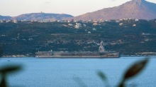 Der größte US-Flugzeugträger „Gerald R. Ford” läuft in der Bucht von Souda ein. Foto: epa/Pattakos Petros